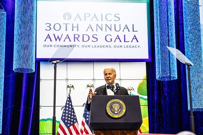 조 바이든 미국 대통령이 14일 워싱턴DC 월터 E. 워싱턴 센터에서 열린 아태의회연구재단(APAICS) 30주년 만찬에서 연설을 하고 있다. /APAICS