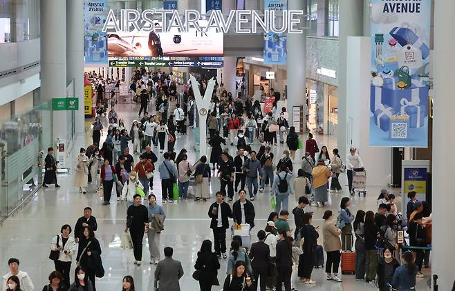 어린이날 연휴 마지막 날인 지난 6일 인천국제공항 면세점이 이용객들로 북적이고 있다. /뉴스1
