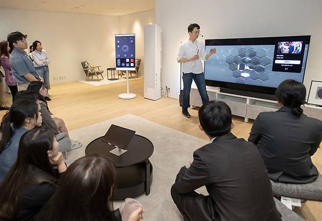 삼성전자 직원이 14일 수원사업장 디지털시티에 위치한 CX·MDE(고객 중심 멀티 디바이스 경험)센터에서 'AI 라이프'를 소개하고 있다.ⓒ삼성전자