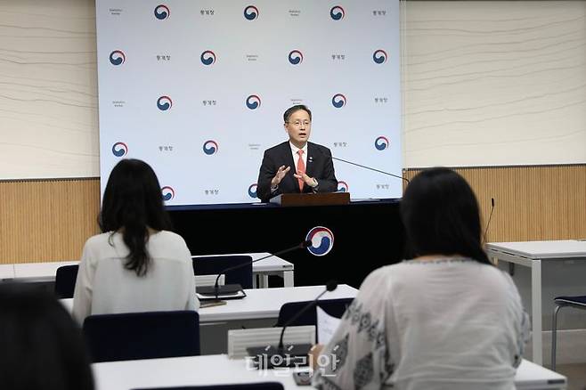 이형일 통계청장이 지난 14일 정부세종청사에서 백브리핑을 열고 속보성 경제지표 및 포괄적 민간소비지표 개발 추진 연구에 대해 설명하고 있다. ⓒ통계청