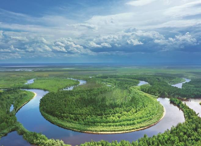 러시아 서부 시베리아 타이가 지대의 여름. 연구자들은 암냐 유적 거주자들이 농사를 짓는 대신 호수와 강에서 풍부한 어류를 사냥해 식량을 모았을 것으로 추측한다. 게티이미지뱅크 제공 