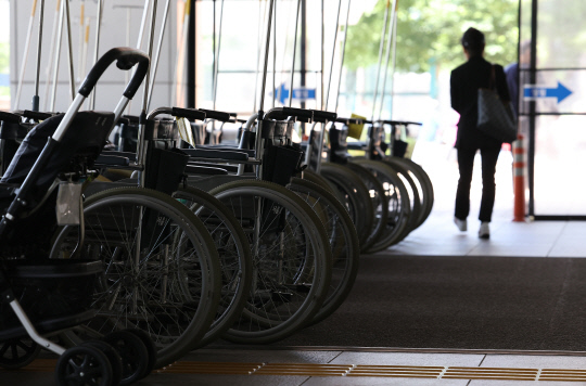 의정갈등이 이어지고 있는 12일 오전 서울 한 대형병원 인근에 휠체어가 놓여 있다. [연합뉴스]