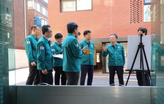이한준 LH 사장(오른쪽 두 번째)이 14일 서울 관악구 매입임대 반지하 가구를 방문해 침수 방지시설 등에 관한 특별안전점검을 하고 있다. <LH 제공>