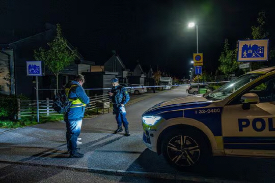 지난 2023년 10월 13일 스웨덴 수도 스톡홀름 외곽의 한 빌라에서 발생한 총격 사건 현장을 경찰이 통제하고 있다. 전날 밤의 총격으로, 두 여성이 살해됐다. [EPA=연합뉴스]