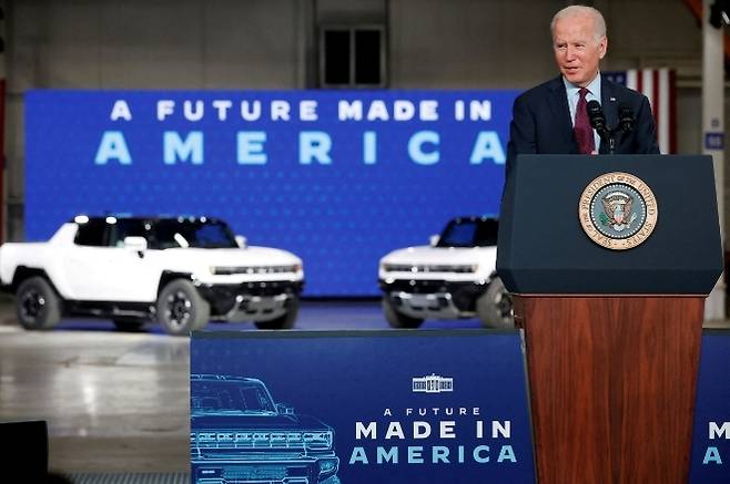 조 바이든 미국 대통령이 미국 미시간주 디트로이트 제너럴모터스(GM) 전기차 공장에서 미국 자동차 산업 육성에 대해 연설하고 있다.