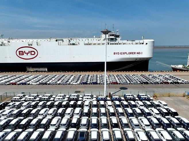 지난달 25일 중국 장수성 롄윈강이 항구에서 BYD 전기차가 수출을 기다리고 있다