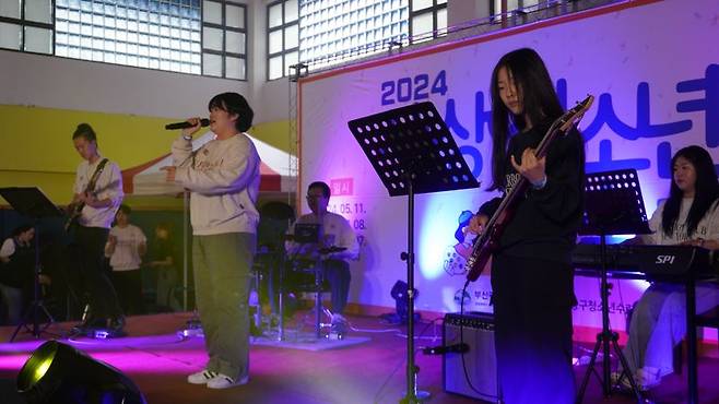 지난 11일 사상청소년수련관에서 열린 ‘2024 제1회 사상 청소년 예술제’에서 청소년 밴드가 공연하는 모습. 부산 사상구 제공