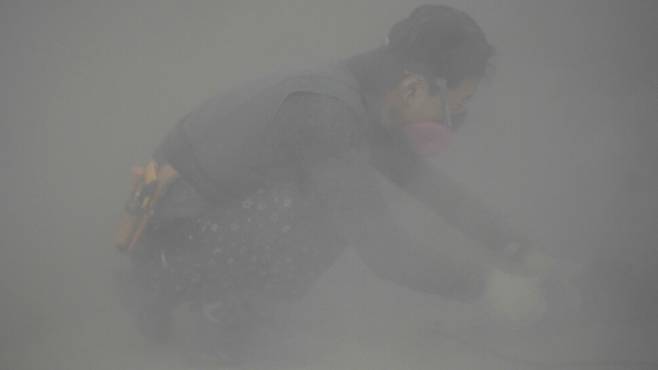지난달 29일 마루노동자 임승철씨가 방진 마스크를 쓴 채 뿌연 먼지 속에서 일하고 있다. 채반석 기자