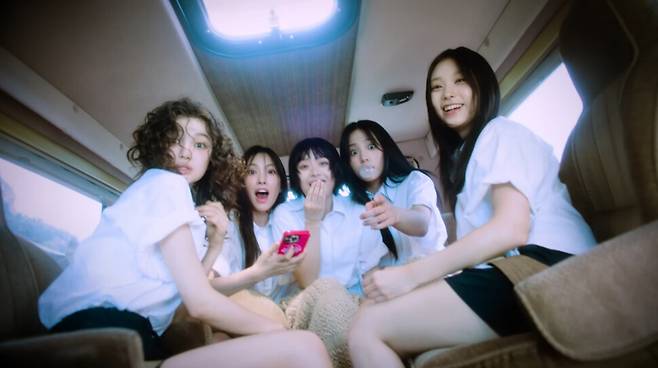 뉴진스 \'버블검\' 뮤직비디오 속 한 장면. 하이브레이블즈 유튜브 갈무리