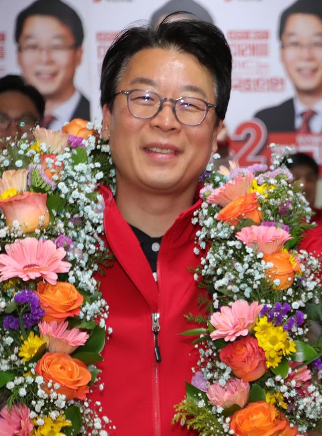 곽규택 국민의힘 부산 서구동구 후보가 지난달 11일 부산 자신의 선거사무소에서 제22대 국회의원 선거 당선이 확정되자 꽃목걸이를 목에 걸고 기뻐하고 있다. 부산= 뉴스1