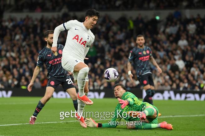 15일 토트넘 홋스퍼 스타디움에서 열린 토트넘과 맨시티의 2023~24 EPL 34라운드 순연 경기. 손흥민의 슈팅이 에데르송에게 저지당하고 있다. 사진=게티이미지