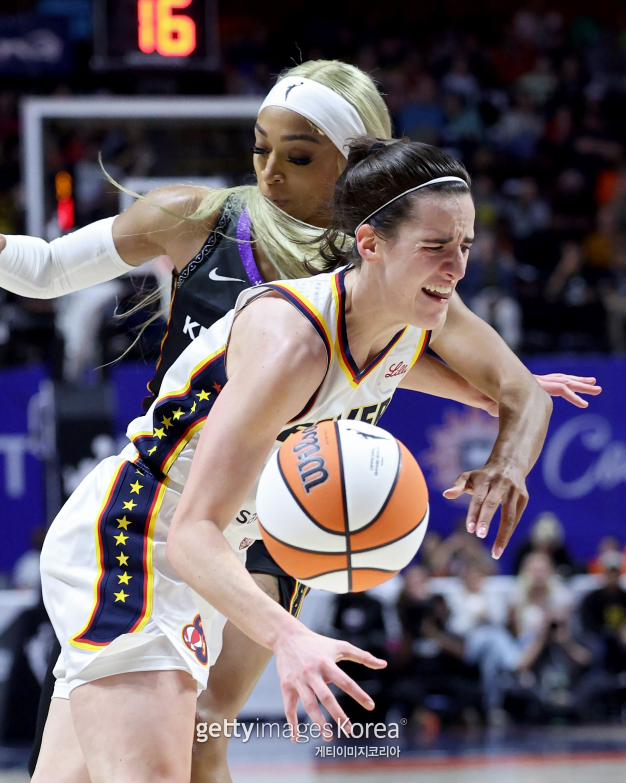 15일(한국시간) 미국 코네티컷주 모히컨 선 아레나에서 열린 2024 WNBA 시즌 첫 코네티컷 선과의 경기에 출전한 클라크가 돌파를 시도하고 있다. 게티이미지