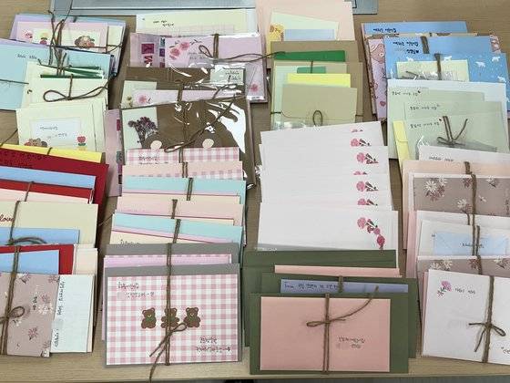 경북 안동시육아종합지원센터에 학부모들이 보내온 ‘스승의날 손편지’의 모습. 사진 안동시육아종합지원센터