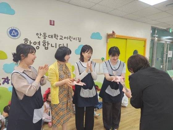 14일 경북 안동시육아종합지원센터 직원들이 학부모들이 보내온 ‘스승의날 손편지’를 어린이집에 대신 전달해주는 모습. 사진 안동시육아종합지원센터