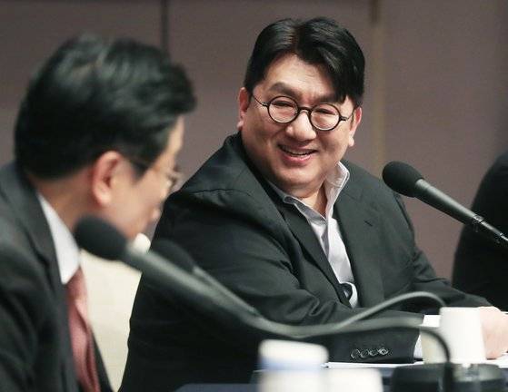 방시혁 하이브 의장이 지난해 3월 15일 서울 중구 프레스센터에서 열린 관훈클럽 초청 관훈포럼에서 질문을 받고 있다. 뉴스1