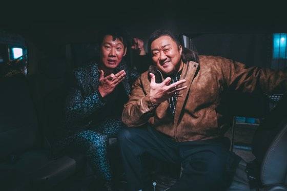 영화 '범죄도시4'가 15일 천만관객은 돌파했다. 사진은 촬영 당시 현장에서 제작자 겸 주연 배우 마동석(왼쪽)이 활짝 웃은 모습이다. 사진 에이비오엔터테인먼트, 플러스엠 엔터테인먼트