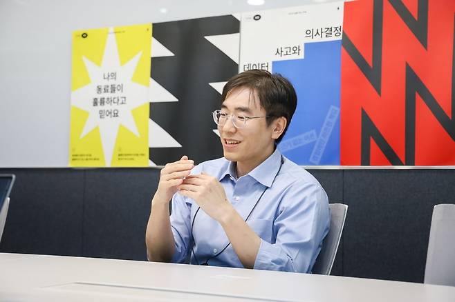 연종흠 번개장터 데이터랩장이 한국경제신문과 인터뷰에서 번개장터의 중고거래 사기 방지 시스템에 대해 설명하고 있다/ 번개장터 제공