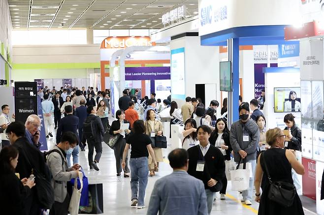 '바이오코리아 2024' 전시 부스 방문객 모습. 사진=한국보건산업진흥원