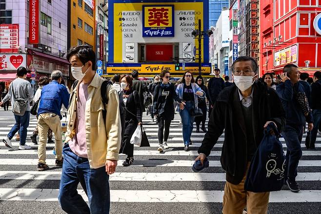 일본 도쿄 아키하바라 거리에서 사람들이 지나가고 있다./연합뉴스