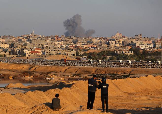 팔레스타인 가자지구 라파에서 14일(현지시간) 이스라엘군 공습으로 연기가 피어오르고 있다. 신화연합뉴스