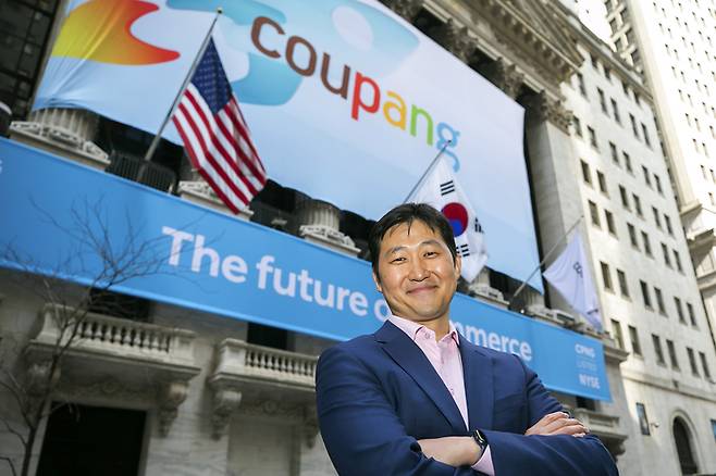 김범석 쿠팡 이사회 의장이 미국 뉴욕증권거래소(NYSE) 앞에서 포즈를 취하고 있다. 쿠팡 제공