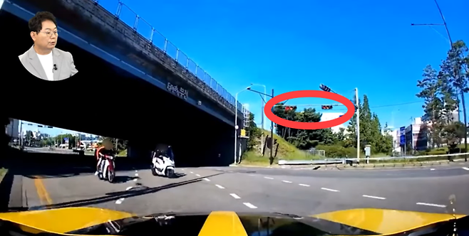 승용차 운전자 A씨가 2021년 7월 경기 부천시의 한 교차로에서 노란불에 주행하는 블랙박스 영상. 유튜브 한문철Live 갈무리