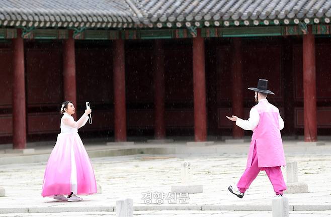 부처님오신날인 15일 서울 종로구 창덕궁을 찾은 외국인 관광객들이 한복을 차려 입고 기념사진을 찍고 있다. 정지윤 선임기자