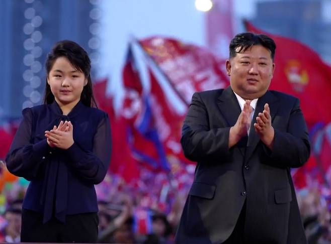 김정은 북한 국무위원장과 딸 주애가 지난 14일 평양 전위거리 준공식에 참석했다고 조선중앙TV가 15일 보도했다. 연합뉴스