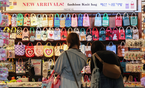 Tourists look at products displayed at a store in Myeong-dong, central Seoul, on May 7. [NEWS1]