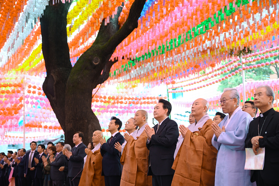 President Yoon Suk Yeol, fourth from right, attends a ceremony celebrating Buddha's birthday at Jogye Temple in Jongno District, central Seoul, on Wednesday morning. Yoon promised to run state affairs “with righteousness” and in accordance with the Buddha's teachings in his speech during the event. [YONHAP]