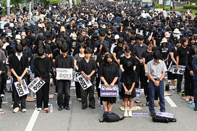 교사들이 지난해 9월 4일 서울 여의도 국회 앞에서 열린 서울 서이초등학교 교사의 49재 추모 집회에서 묵념하고 있다. 권현구 기자