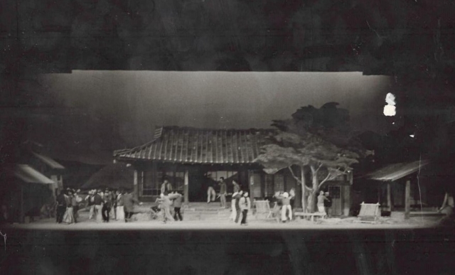 국립극단이 1974년 초연한 ‘활화산’ 공연 장면.    국립극단