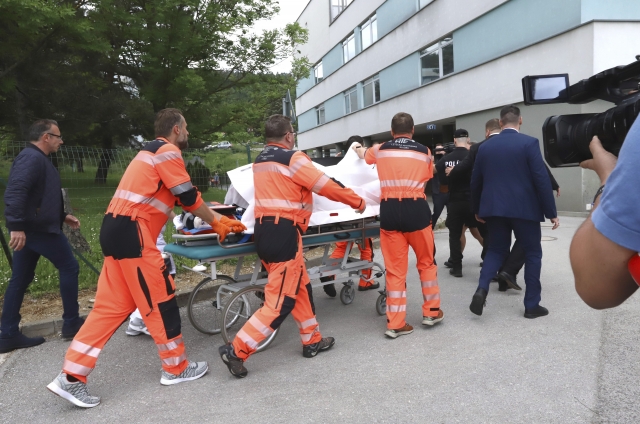 15일(현지시간) 브라티슬라바 외곽 마을에서 총격을 받은 로베르트 피초 슬로바키아 총리가 의료진에 의해 병원으로 이송되고 있다. AP뉴시스