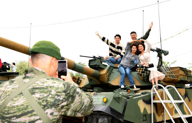 전차대대 부대개방행사에 참가한 군 가족들이 전차를 배경으로 기념촬영을 하고 있다. 해병대 제2사단 제공