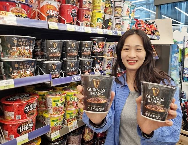 CU 기네스 짜장면. [사진 제공=BGF리테일]