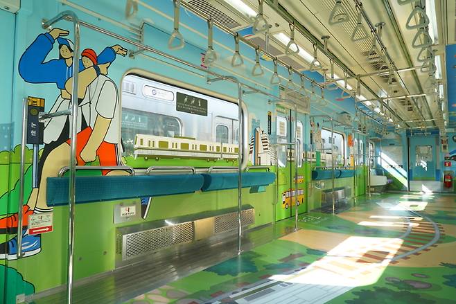 서울교통공사는 16일부터 지하철7호선에 의자없는 열차를 시범운행한다고 밝혔다. [사진 제공=서울교통공사]