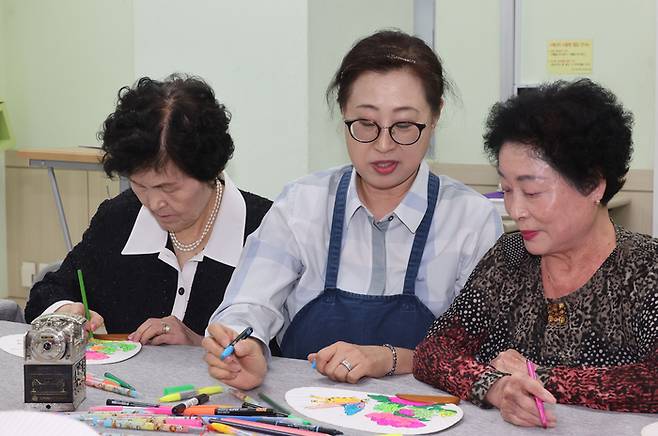 지난 2일 60대인 노외옥 민화작가(가운데)가 서울 영등포구 영등포노인종합복지관에서 70~80대 할머니들에게 미술을 가르치고 있다. [이승환기자]