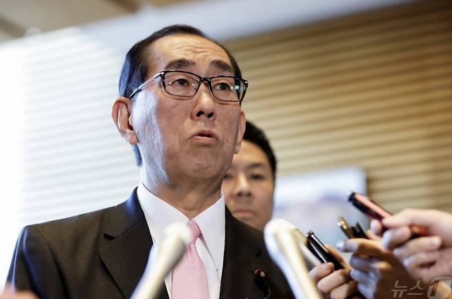 일본 도쿄 총리관저에서 마쓰모토 다케아키 총무상이 기자들의 질문을 받는 모습/사진=뉴스1