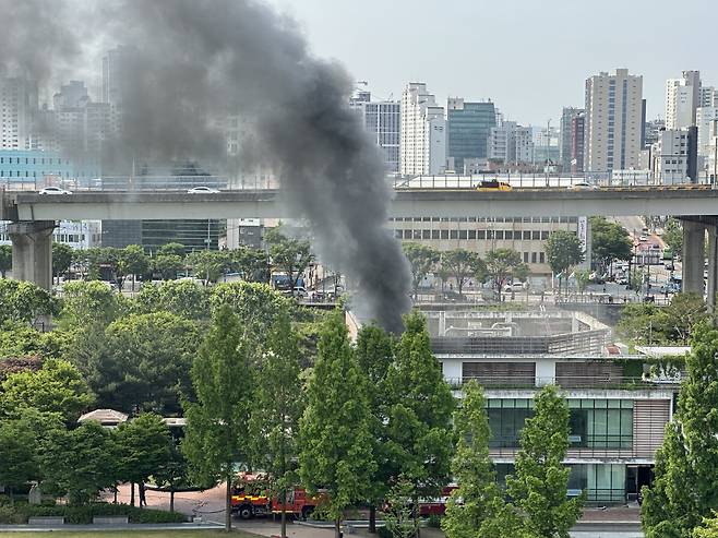 15일 오전 서울 동대문구 용두동 환경자원센터에서 화재가 발생해 소방대원들이 진화 작업을 벌이고 있다. /사진=뉴스1(독자 제공)
