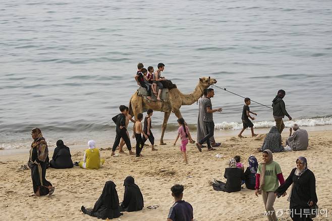 지난달 25일(현지시각) 가자지구 중부의 기온이 37도까지 오르자 데이르 알발라 팔레스타인 주민들이 지중해 해변에서 더위를 식히고 있다. /AP=뉴시스