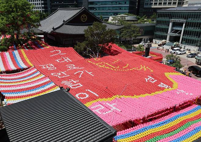 부처님오신날을 하루 앞둔 14일 오후 서울 종로구 조계사에 연등이 설치된 모습. /사진=뉴시스