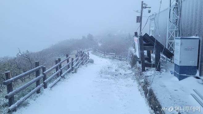15일 오후 강원 설악산국립공원 중청대피소에 눈이 쌓여 있다. 기상청은 내일까지 강원 산지에 최대 7㎝의 눈이 내릴 것으로 전망했다. /사진=설악산국립공원사무소 제공(뉴시스)