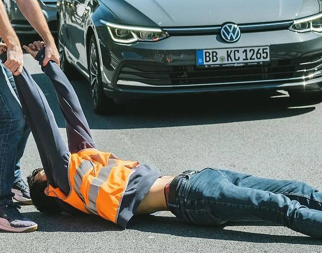 스위스의 시민단체 액트나우 회원이 거리 점거 시위에 시도했다가 한 시민에게 끌려나가고 있는 모습. [액트나우 인스타그램 갈무리]