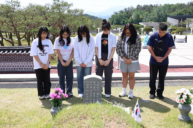 스승의 날인 15일 광주 북구 국립 5·18 민주묘지에서 전남 화순중학교 학생들이 교사 희생자의 묘소를 참배하고 있다.[연합]