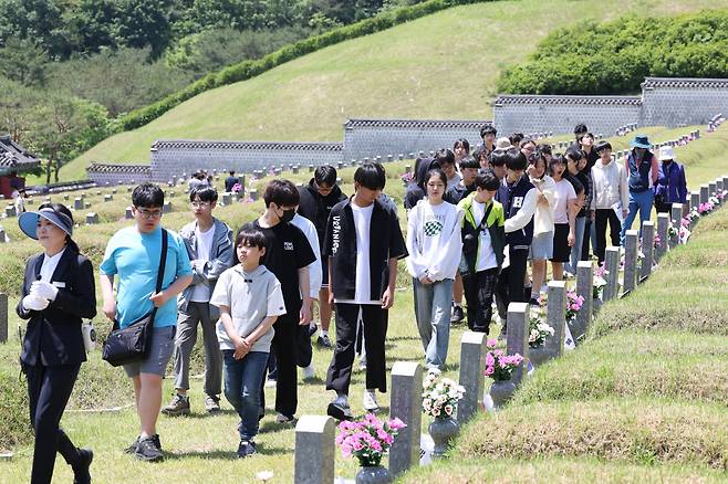 부처님오신 날이자 스승의 날인 15일 광주 북구 국립 5·18 민주묘지에서 강원도 춘천 가정중학교 학생들이 묘지를 둘러보고 있다.[연합]