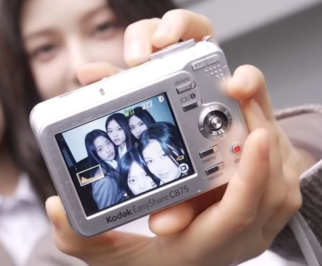 뉴진스 뮤직비디오에 등장한 디지털카메라