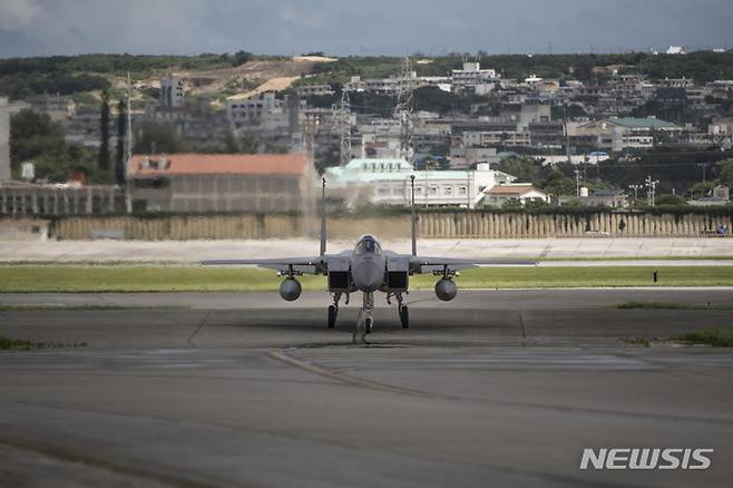[오키나와(일본)=AP/뉴시스]지난 2017년 6월 29일 F-15 전투기가 일본 오키나와 가데나 미군기지 격납고로 들어오는 모습. 미 공군이 공개한 사진이다. 2024.05.15.