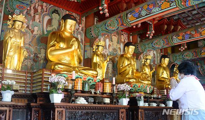 [김제=뉴시스] 김얼 기자 = 불기 2568년 부처님오신날을 맞이한 15일 전북 김제시 금산사를 찾은 불자들이 기도하고 있다. 2024.05.15. pmkeul@newsis.com