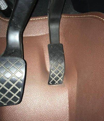 [서울=뉴시스]자동차 운전석 바닥 매트에 액셀 페달이 끼면서 급발진 사고를 겪었다는 사연이 전해져 누리꾼 사이에서 화제가 되고 있다.(사진=보배드림 캡처) *재판매 및 DB 금지