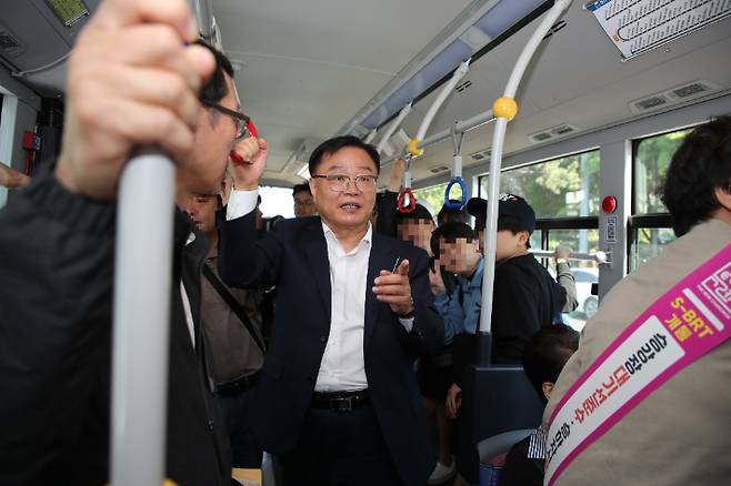15일 임시개통한 창원 원이대로 S-BRT를 타고 현장점검중인 홍남표 창원시장. 창원시 제공